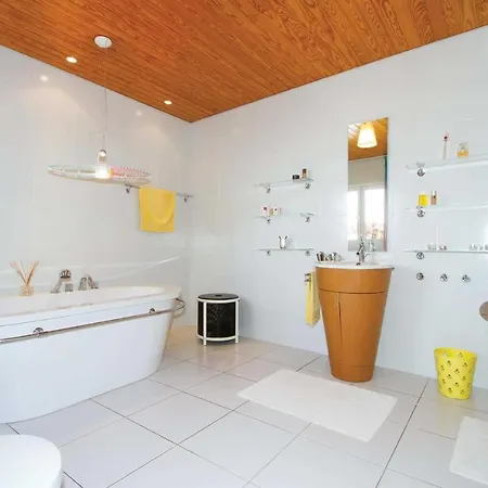 Sleeps 6 Air Con Wifi Villa